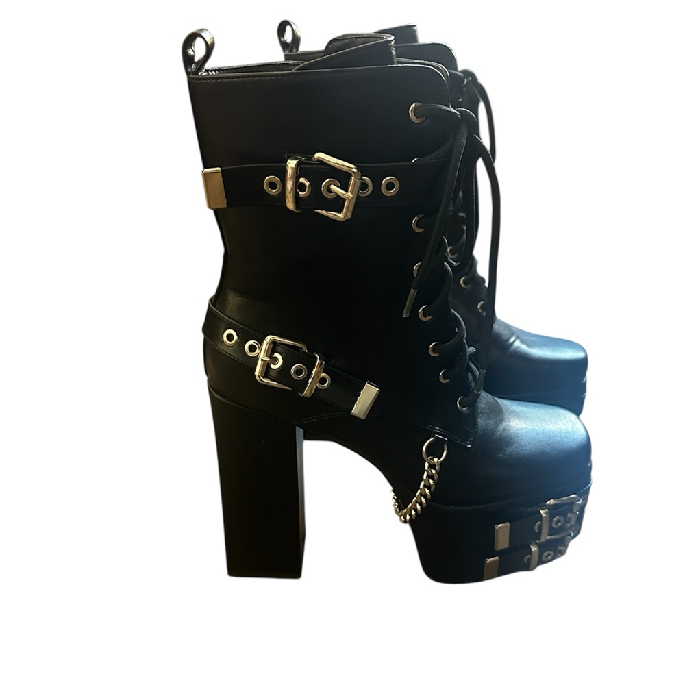 Dolls Kill platforms